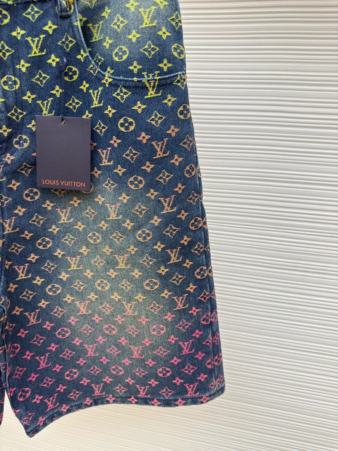 LOUIS VUITTON gradient jacquard denim shorts ●Authentic product: purchased and developed at 16900 ●Item number: 1680135-B30 ●Fabric: denim fabric ●Technology: jacquard gradient production ●Version: fitted version ●Weight: about 640 grams ●Size: 30-31-32-33 ●Description: The fabric is made of 10s*7s combed cotton denim, matched with 60s twill Tencel cotton lining, purchased Y version color matching, ordered and dyed 4 color weft yarns, referring to the Y version color gradient level, single color yarn hand-numbered fabric organization, 1:1 restoration of pattern painting jacquard device, weft yarn is made of 100% cotton yarn, the fabric is woven with a rapier jacquard machine, purely hand-made single-piece cutting, front and rear trouser waistbands are all It is cut with positioning flowers. The two patch pockets on the back are made of restored flowers. All the trousers hanging ears have the Presbyopia logo in the middle. The triangular hanging ears on the back are made of round flowers on the bottom. The upper two flowers are completely symmetrical and centered, and the details are directly filled out. For the washing process, the plastic sealing film material is used to open the mold and position it. Nine positions are manually sprayed twice for coloring. During this period, the coloring time of the horse must be strictly controlled. If the time is too long, the color will be too dark. If the Y-version effect cannot be achieved, workers must operate quickly and accurately, and then rinse and solidify the color in the later stage. The back waistband is affixed with a cowhide two-layer embossed leather tag, with the brand logo made of rose gold and white copper. The zipper is made of 2# long puller and closed tail zipper made of bronze. The waist button is made of electroplated antique gold and white copper I-shaped plate. The overall wiring is straight and delicate, the fabric is comfortable and soft, and the color is consistent without color difference. It can be matched with the same style to create a fashionable look and control various occasions. Customized accessories, complete with three standards, same style for men and women!
